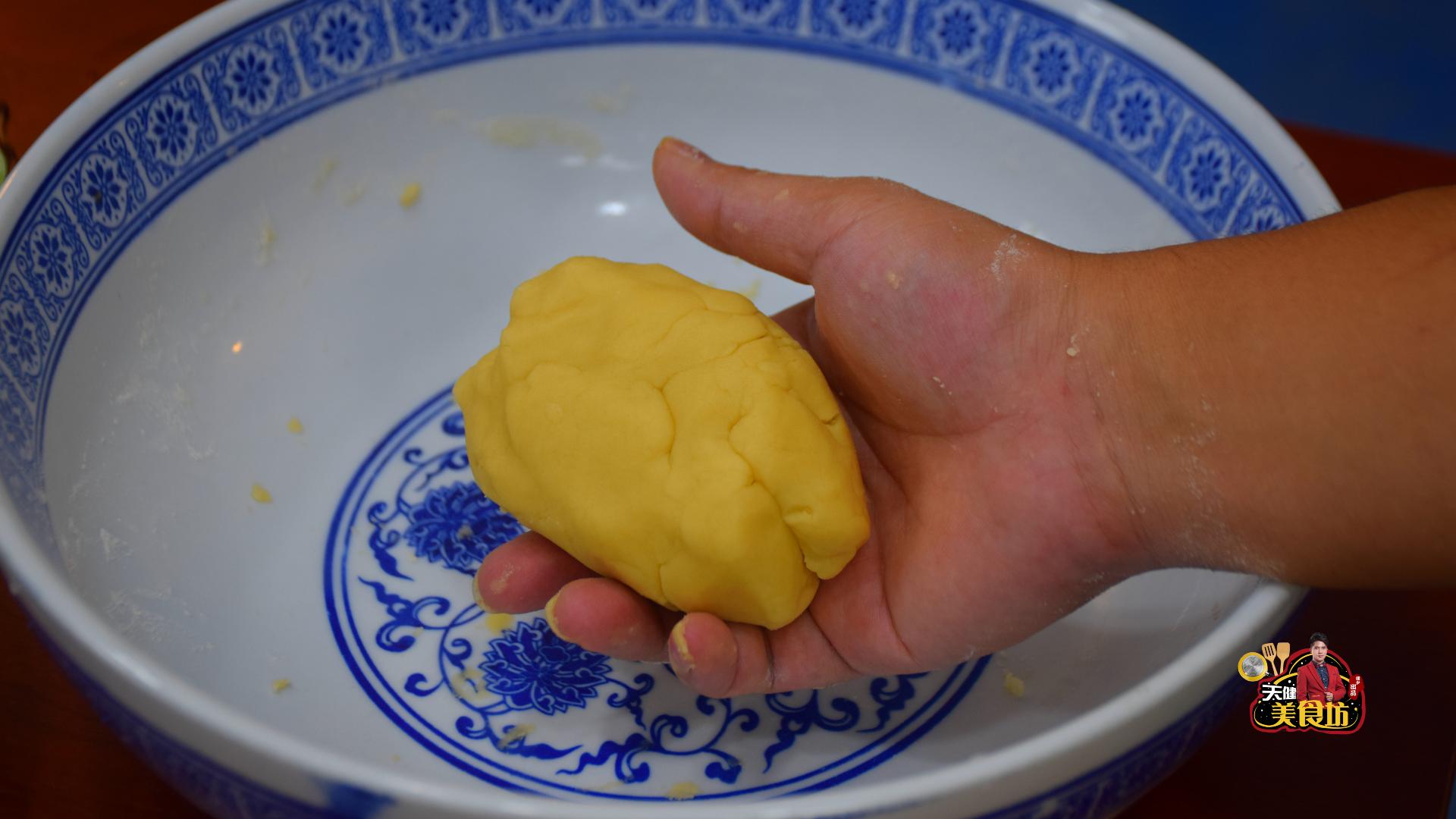 广式软皮绿豆饼的做法视频,为你讲解酥皮绿豆饼的制作方法