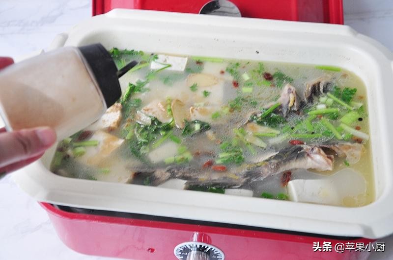 #您好，小暑#不会做鱼没关系，加块豆腐炖一炖，鲜美补钙，好吃