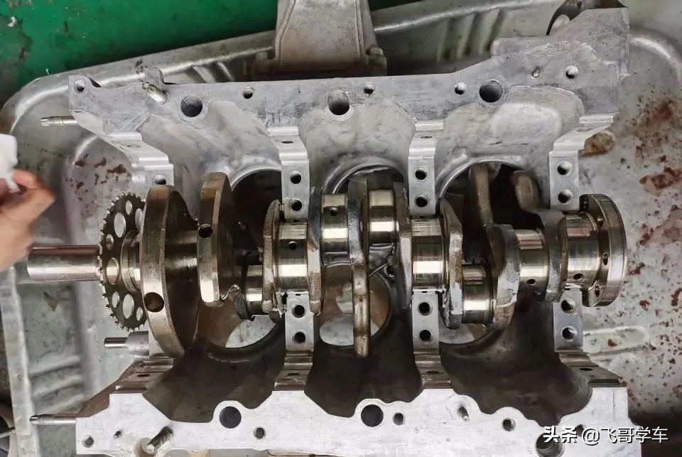 丰田皇冠3.0发动机大修有点共振,皇冠发动机烧机油大修