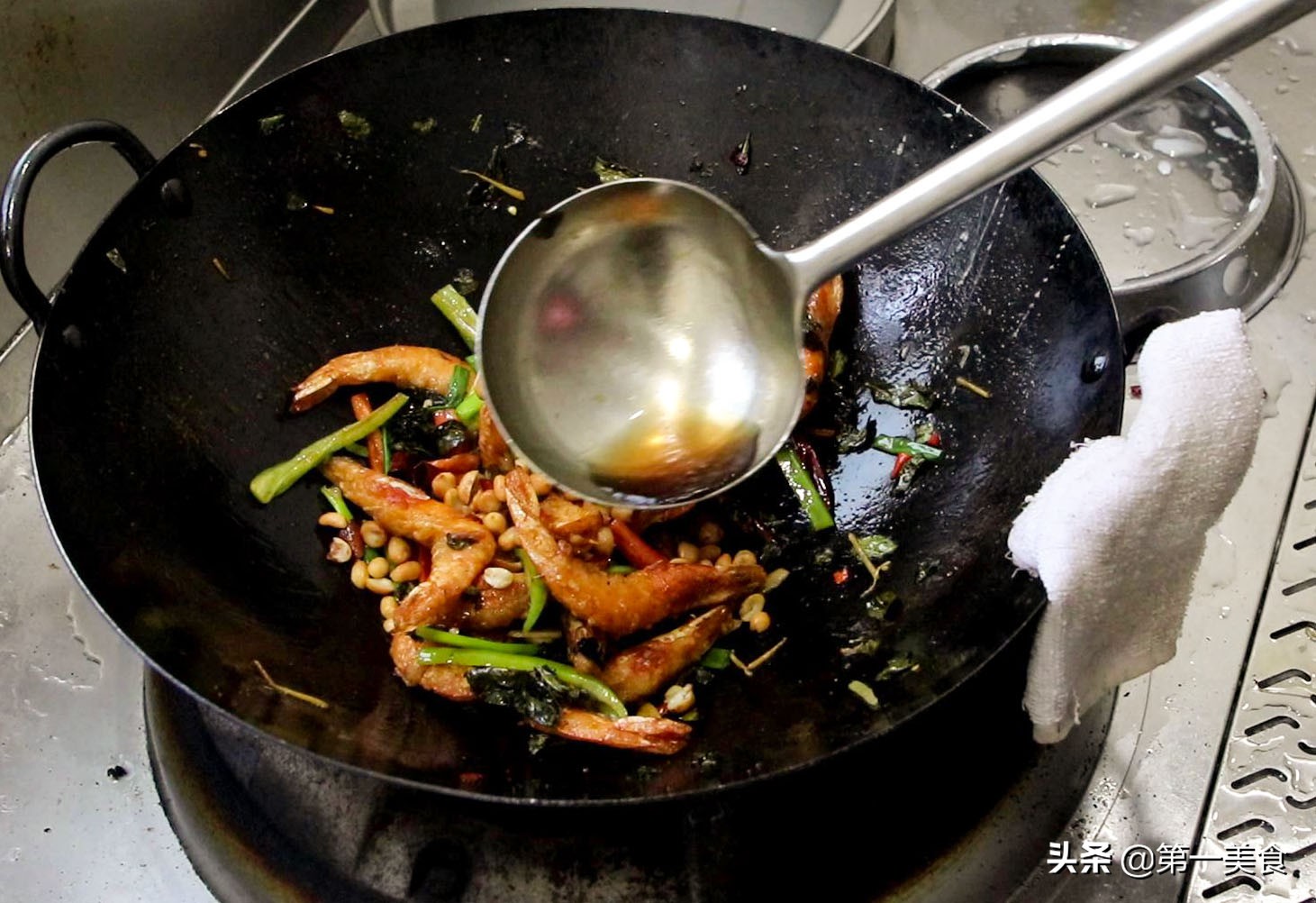 白灼虾的正确做法不腥鲜嫩爽口,大虾这样做虾肉嫩滑汤鲜味美