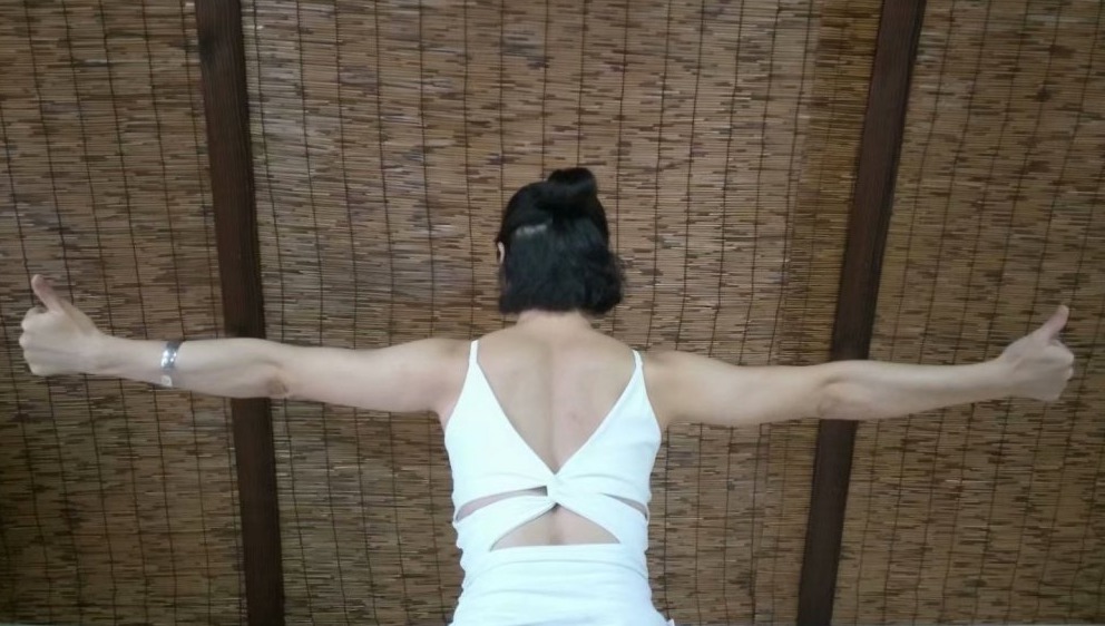 瑜伽越练肩膀越僵硬咋回事,肩膀厚练瑜伽可以改变吗