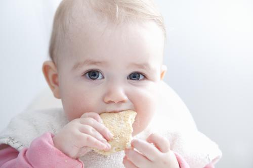 宝宝长牙竟这么痛苦？孩子正在出牙期，这么做才能缓解出牙痛