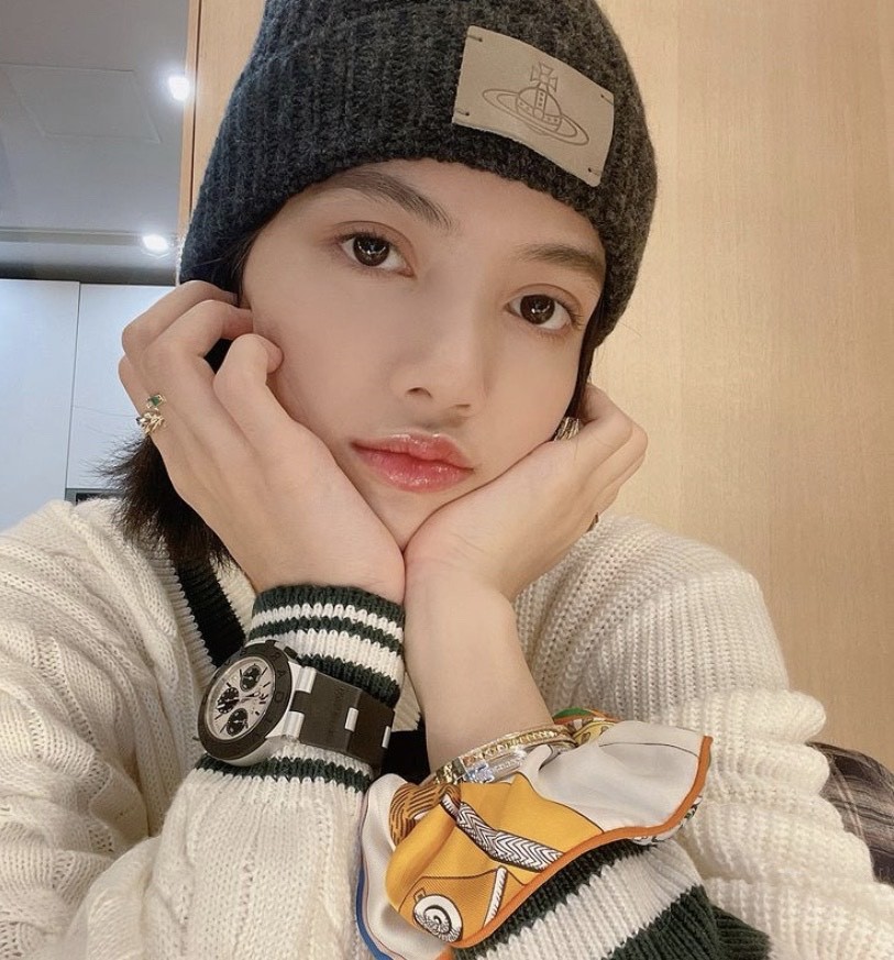 lisa得奖视频,lisa全身粉红色西装颁奖