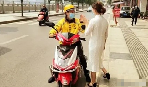 迫于生计打零工,34岁老师兼职送外卖被指责