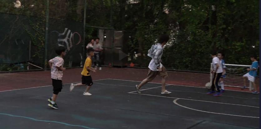 鹿晗踢足球被小朋友撕名牌,鹿晗和吴磊打戏扔手榴弹