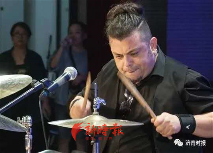 济南街头艺人有证了！连音社等首批62位艺人“持证上岗”，夜间音量不超50分贝