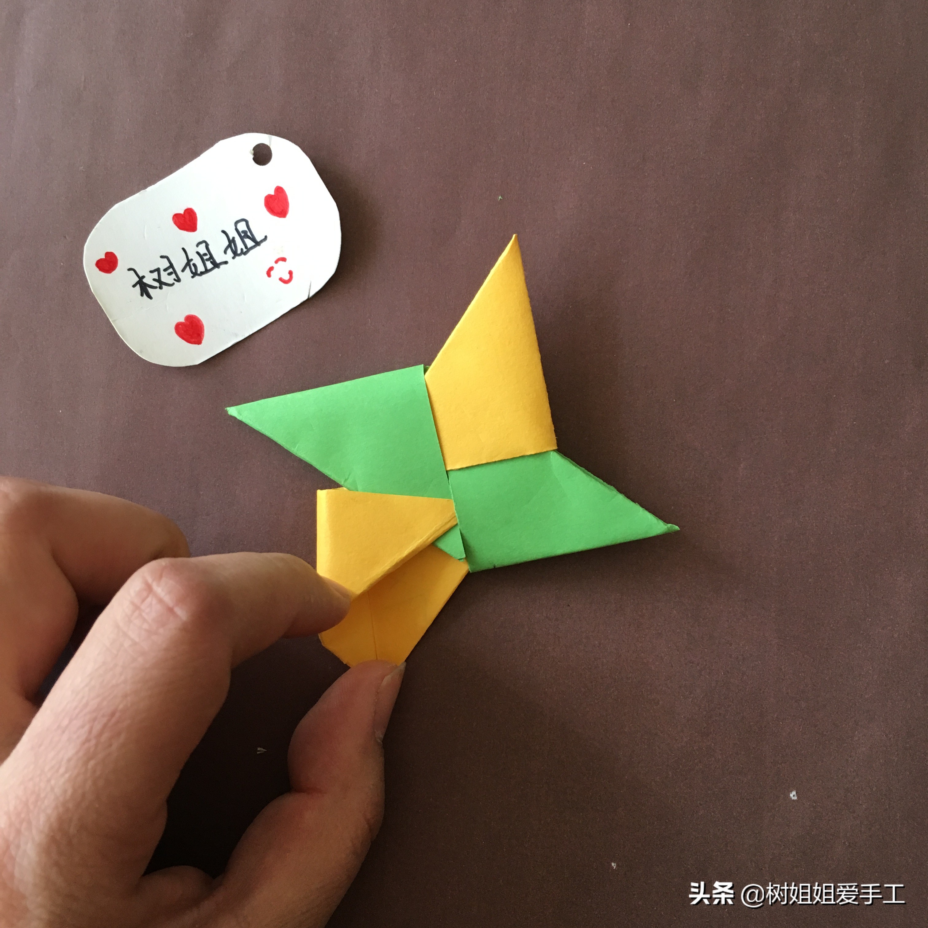 亲子折纸陀螺三张纸简单,用三张正方形的纸做一个飞镖陀螺