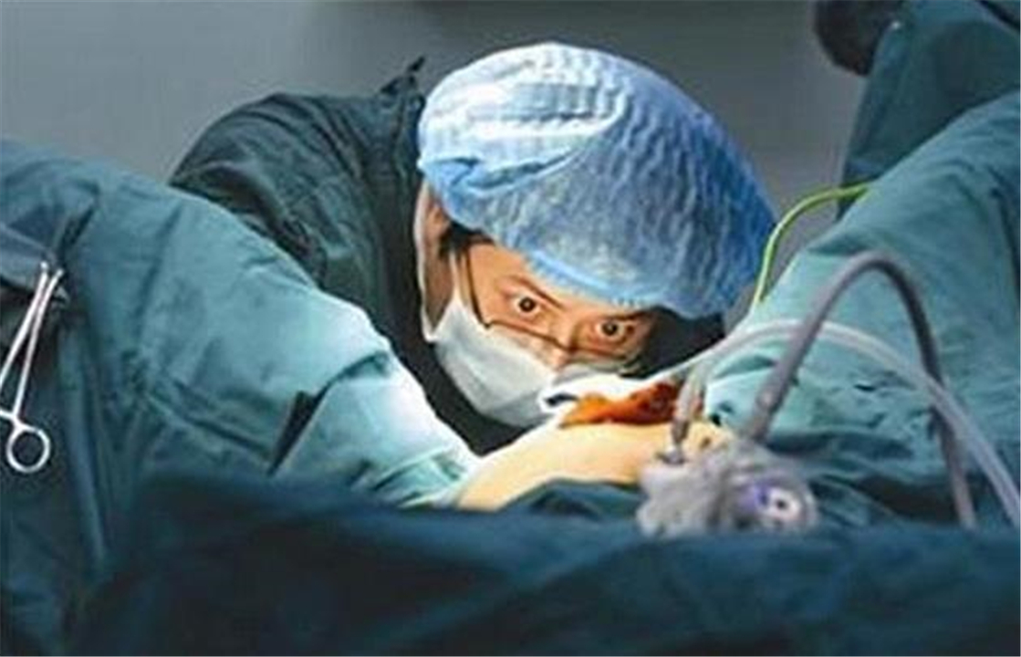 刚刚生完双胞胎，护士大喊孕妇肚子却还在动，医生看完后乐了