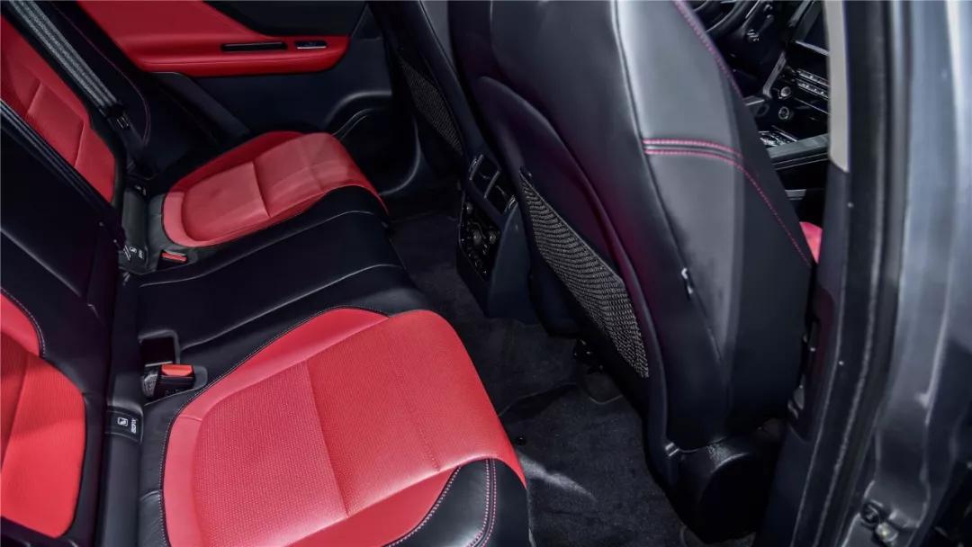 四十多万买捷豹f-pace到底值不值,捷豹f-pace又银色落地