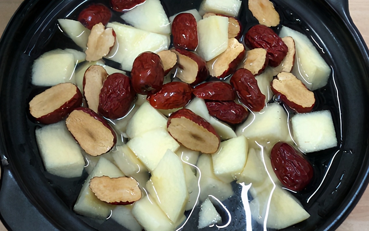 苹果直接煮着吃,苹果直接全冻吃可以吗