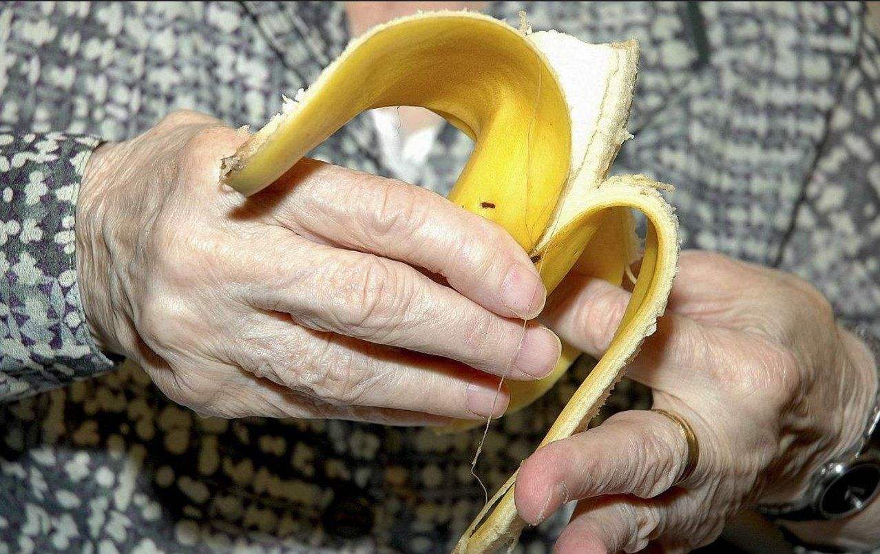 晚上肚子饿了应不应该吃东西?选择坚果、香蕉、酸奶,解饱还养生