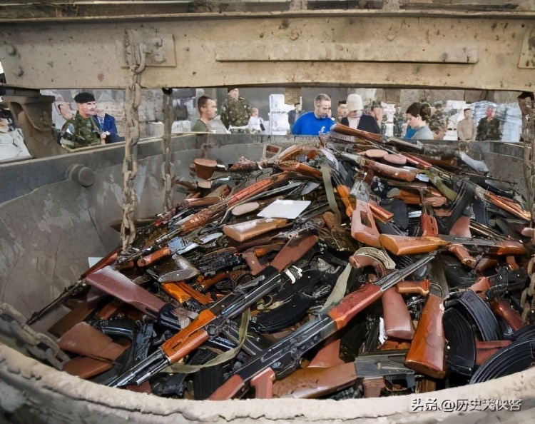 90年代的俄军大甩卖：一支牙膏换件军大衣，一个罐头换把AK