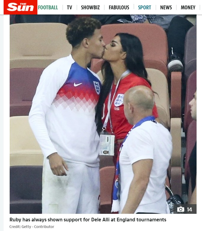 模特女友鲁比·梅把热刺球星阿里给甩了，她难以忍受阿里沉溺于网游！梅自己则重度依赖社媒，最近也摊上事了