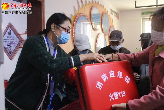 消防员进社区普及灭火知识,消防安全演练及灭火器使用方法