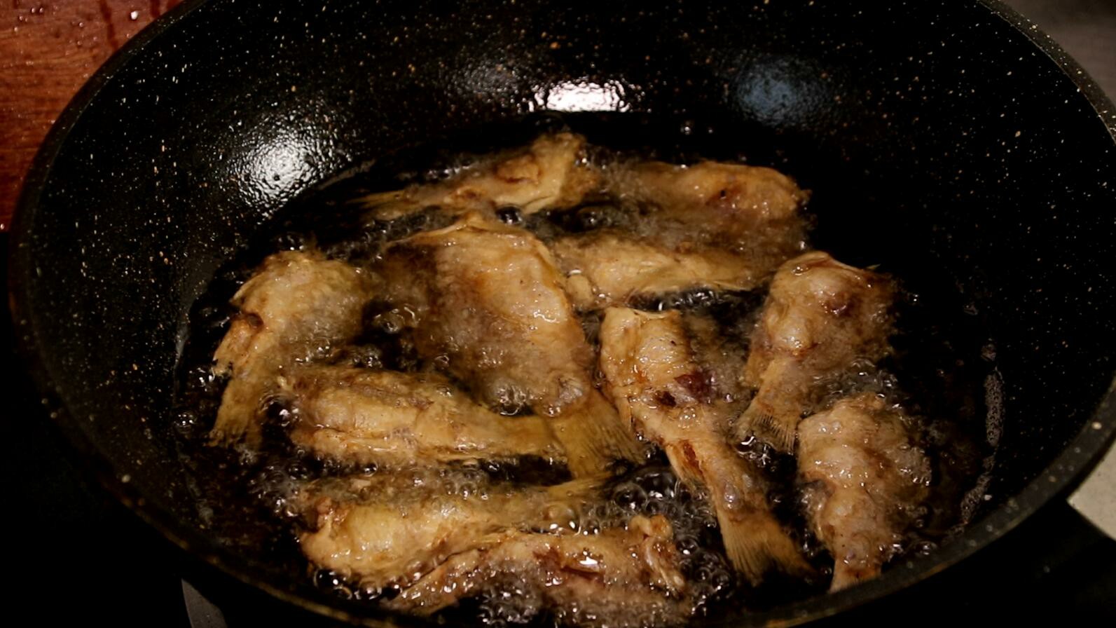 炸鱼的家常做法不用面粉淀粉,炸鱼挂芡是用淀粉还是用面粉