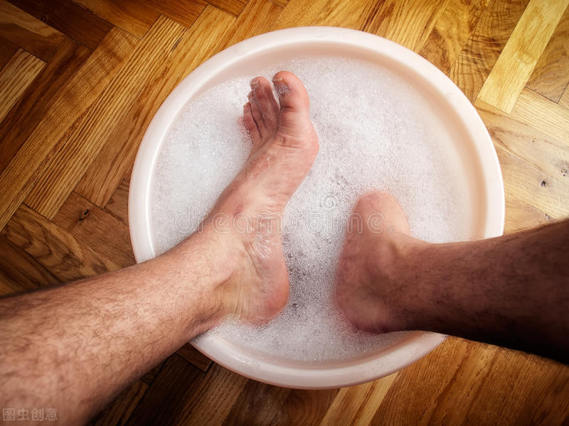 一到夏天脚上长足癣,足癣脚臭用什么药膏