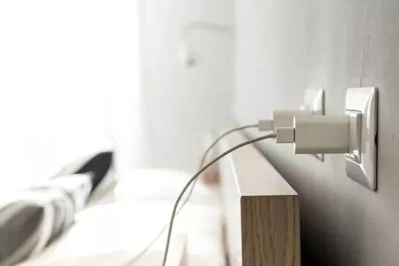 苹果手机屏幕摔碎了换屏多少钱,手机屏碎了不用花钱怎么自己修复