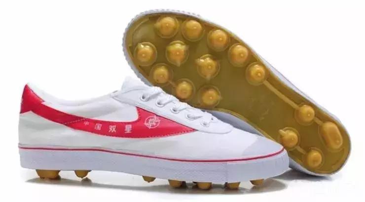 对一款球鞋最痴迷的足球运动员,哪些足球运动员喜欢穿旧款球鞋
