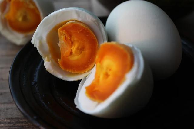 现在腌咸鸭蛋最合适，3步搞定，半个月就能吃，个个金黄起沙流油