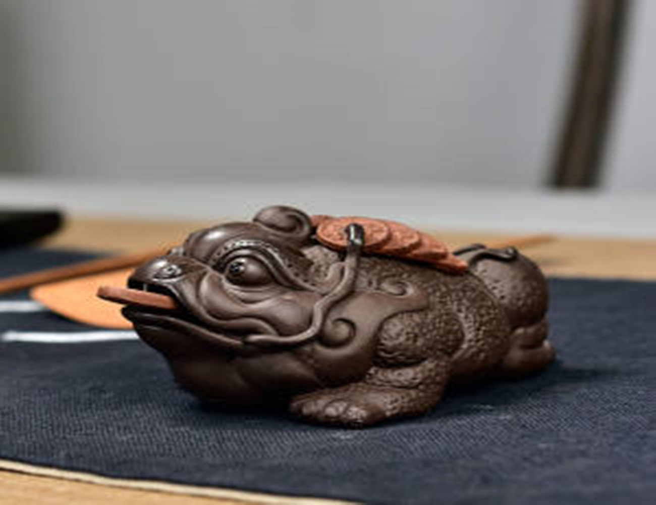 小小的茶宠：茶盘之上，茶汤润之，活灵活现，寓意吉祥，赏心悦目