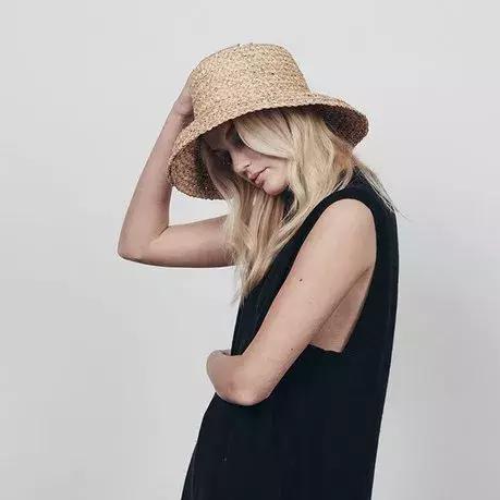 从全世界最会戴帽子的女人身上,学习一点「帽子戏法」