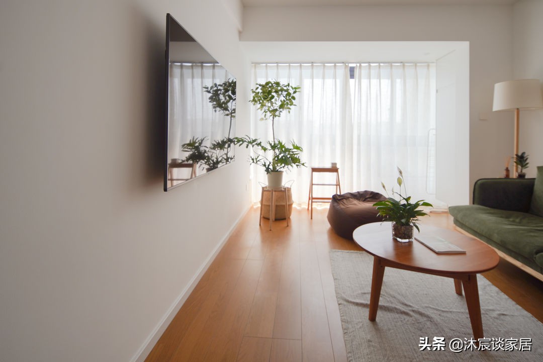 她把家布置得复古又温馨,室内被绿植环绕,这样的家,住着真舒服