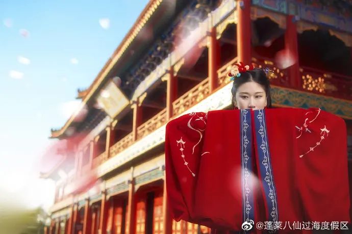 ​在蓬莱三仙山风景区美妙的取景，古风小姐姐如此惊艳堪称大片