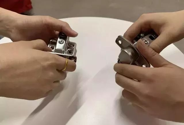 柜子铰链选哪个品牌,家具五金铰链哪种好