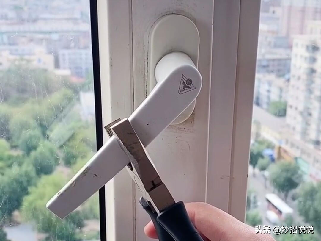 窗户刮风吱吱的响怎么维修,风大窗户会有刺耳声怎么修