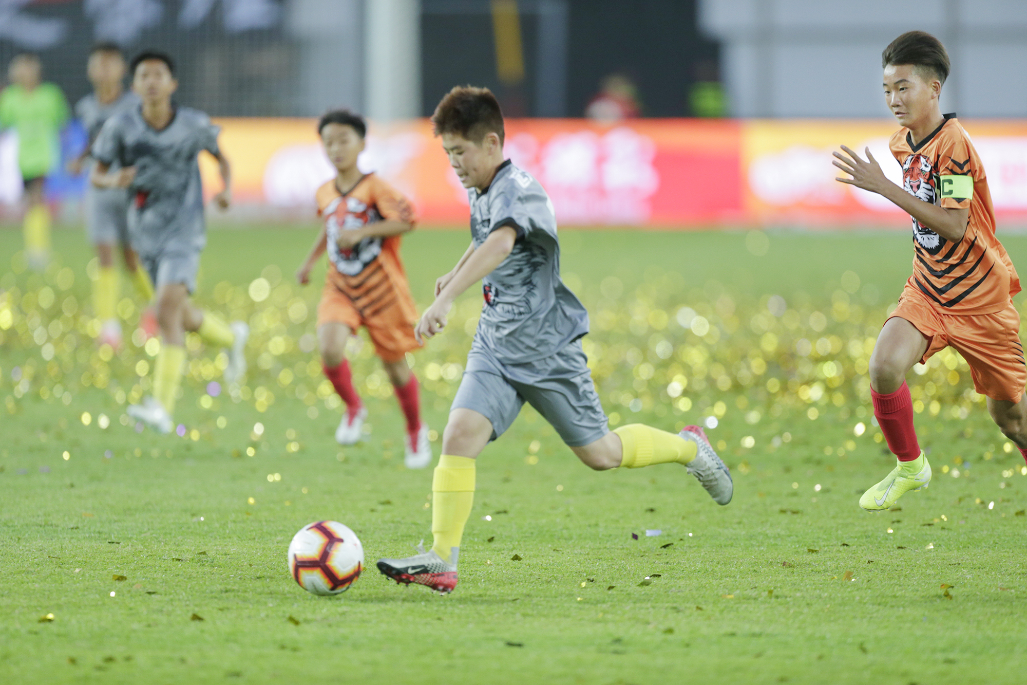 恒大夺冠第八次,恒大夺冠庆典花车