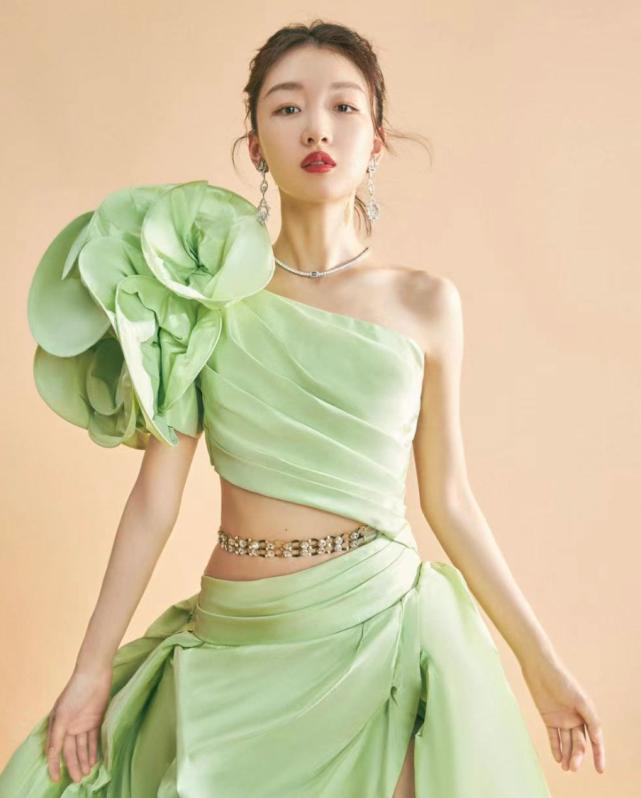 周冬雨秀小蛮腰,周冬雨红毯造型黑色抹胸