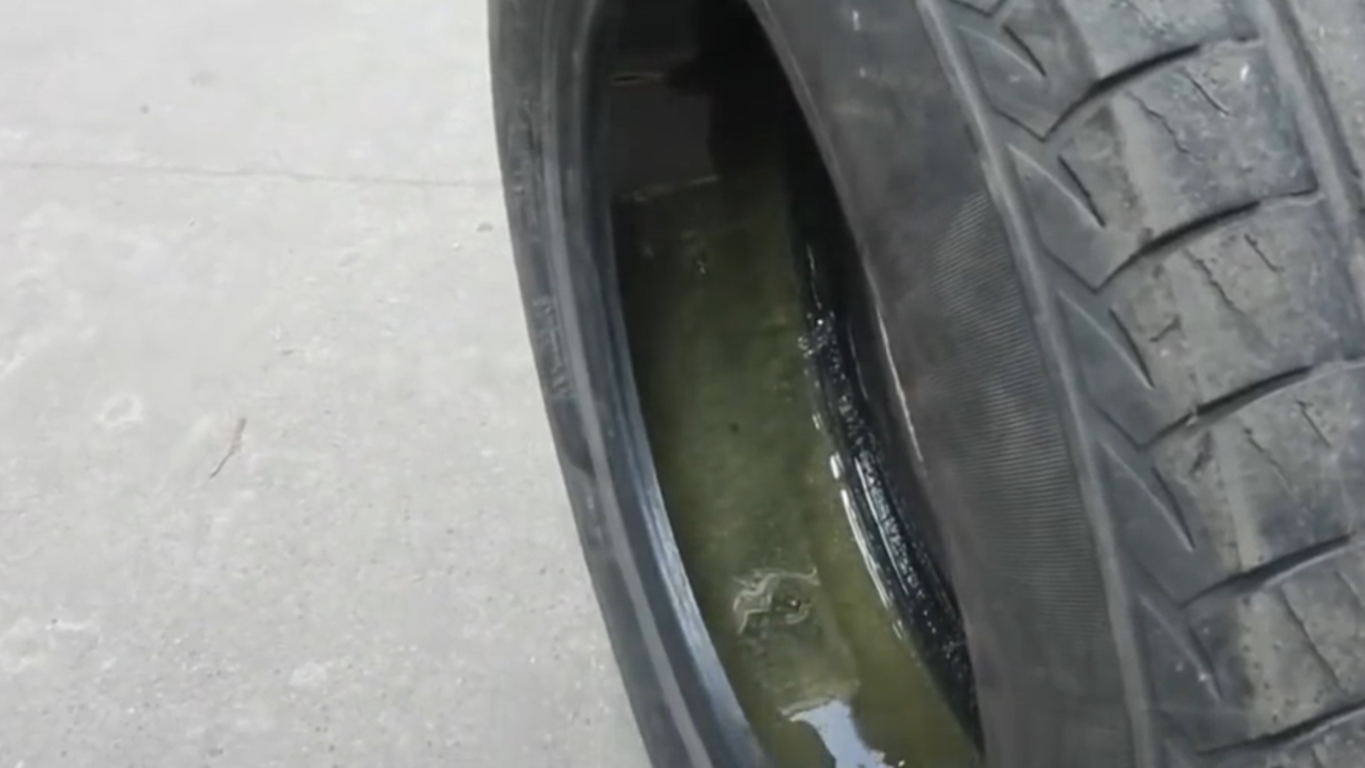 民间自制扎胎神器,轮胎防扎胶制作