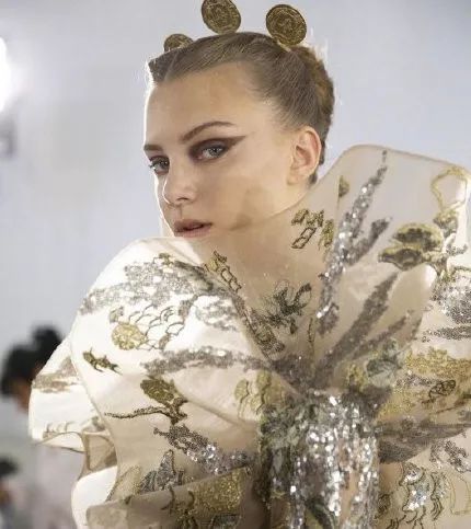 东方元素终于闪耀在时装金字塔尖 (东方元素时装周放异彩)