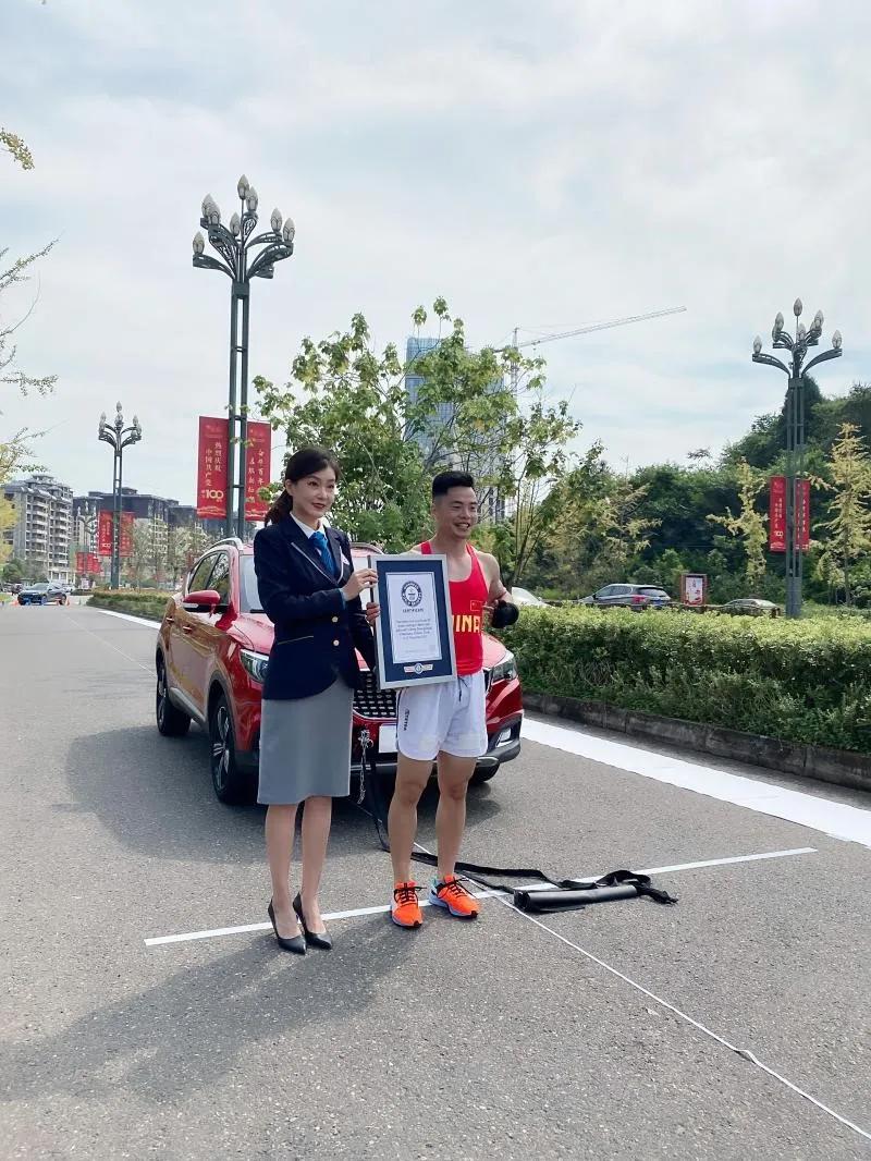 四川小伙坚持七年倒立走路,单手倒立保持吉尼斯世界纪录