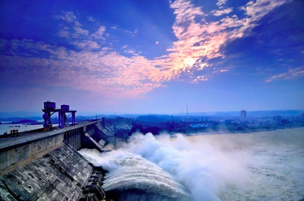 长江滚滚流是李白的哪首诗,李白在长江中下游漫游时写的诗