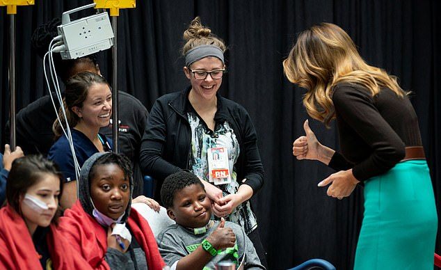 梅拉尼娅绿裙子,梅拉尼娅穿露肩装