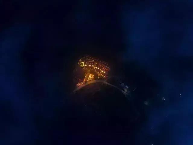 德清最高峰上的云端民宿，躺在离星空最近的床上