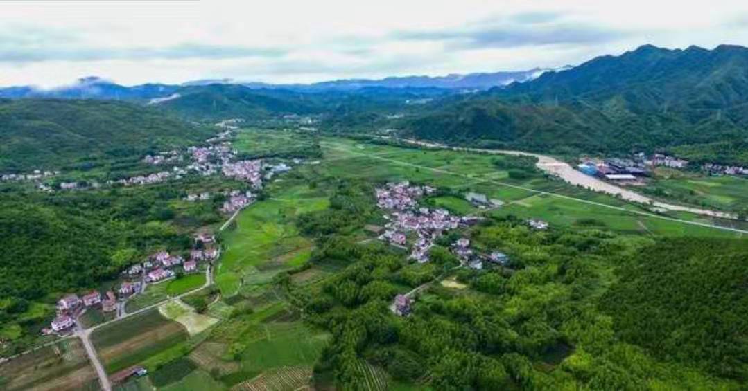 被大山围住的县城,被大山包围了