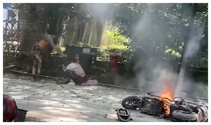 锂电电瓶车爆燃,电瓶车电池爆燃视频