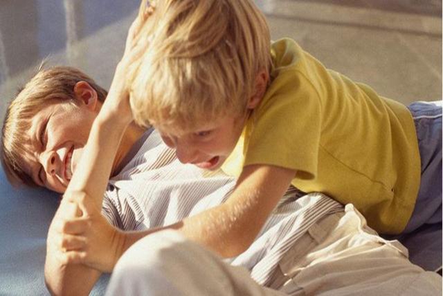 孩子是个软柿子，父母认识3点激发孩子的“狼性”，带出坚强的娃