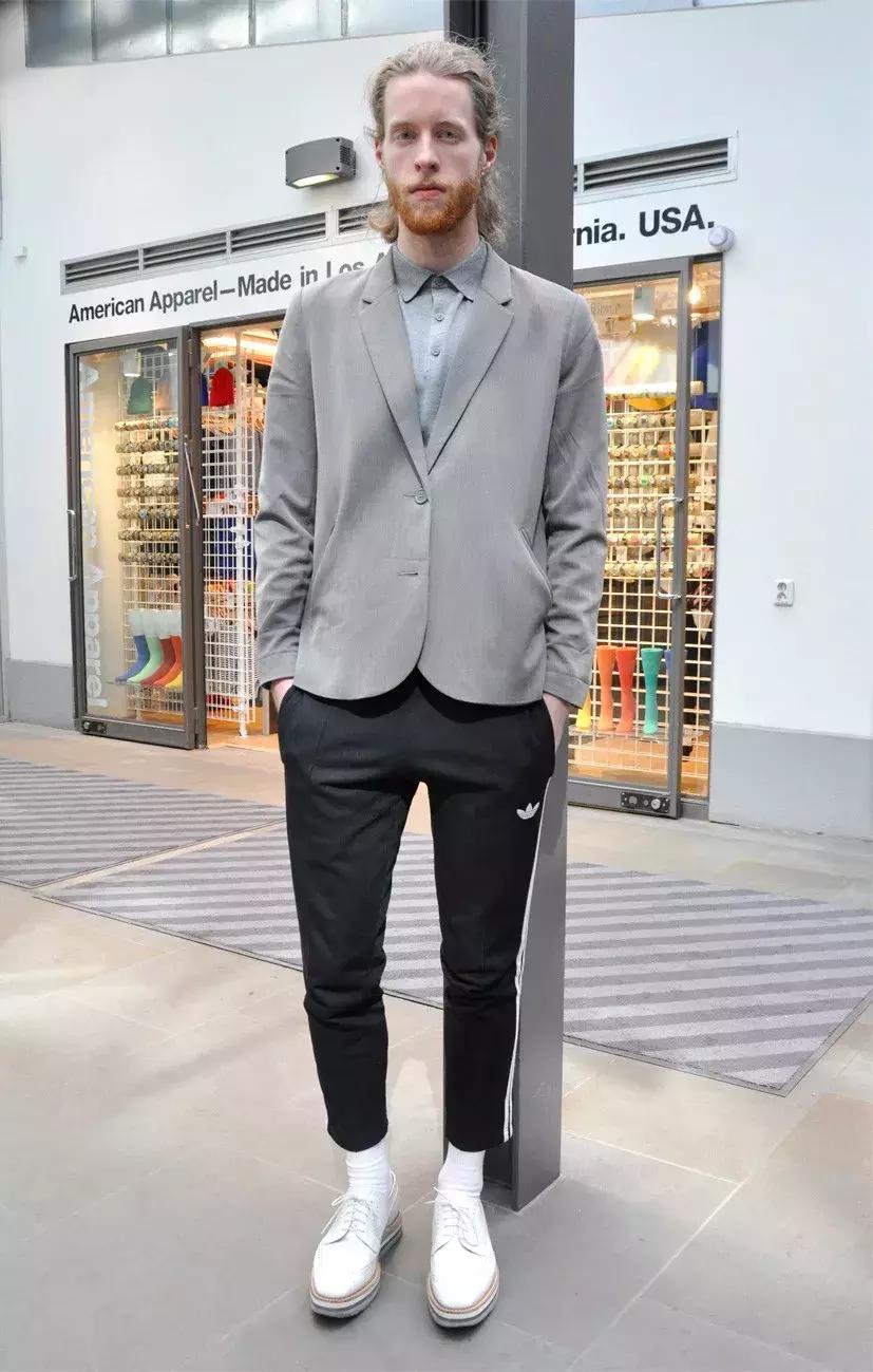 运动裤的多种穿搭方式,男生灰色运动裤怎么穿搭