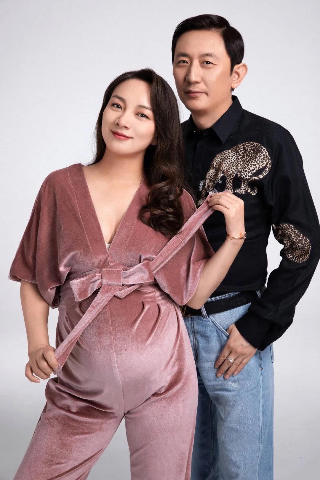 36岁世界冠军喜得贵子,50岁富豪老公现身,奢侈品皮带抢眼