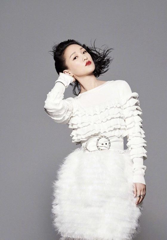 周迅秋冬最新穿搭网友确定44岁,周迅穿搭白黑格衬衣同款