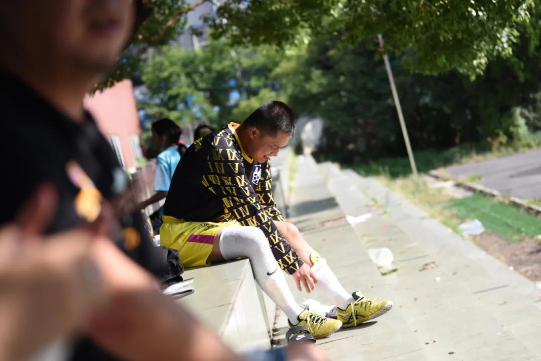 她想@所有人：“明年某日，请务必来捧我的100场！”