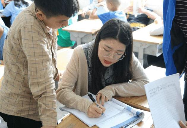 大学辅导员工资单曝光，看到真实收入后，网友直呼羡慕极了