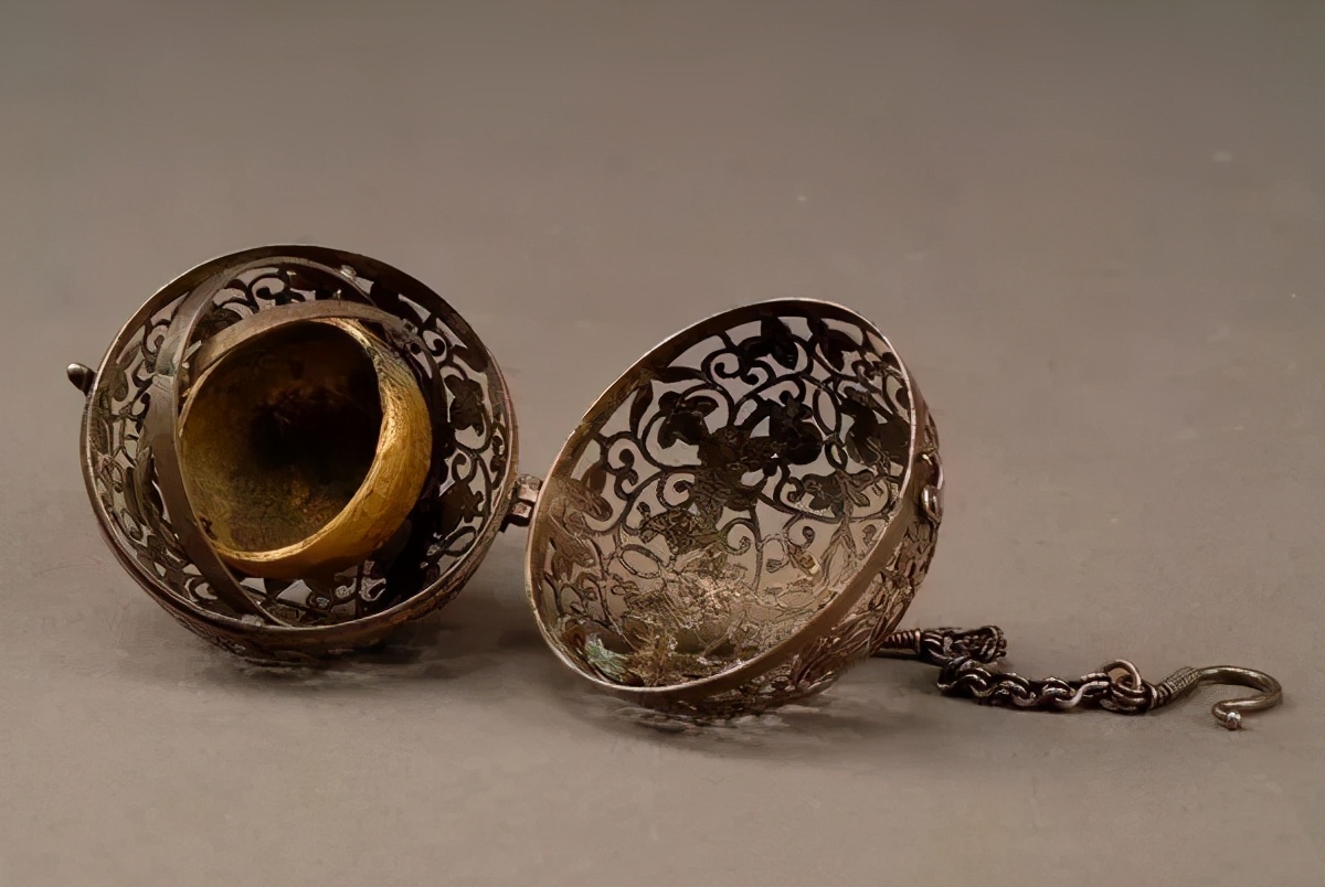 古人佩戴香囊位置,香囊在古代代表什么