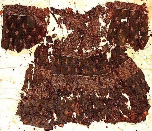 600克真金，145只孔雀羽毛，3年复原龙袍，到底有多壕？