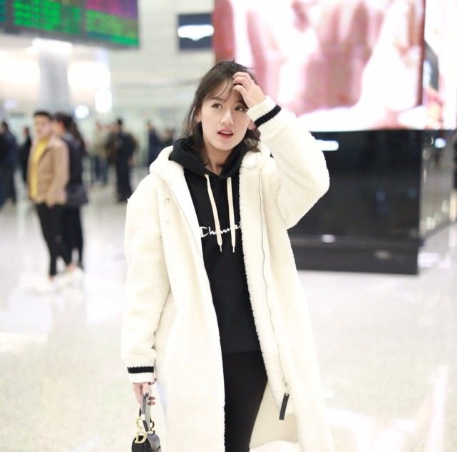 杨超越时尚服装仙气,杨超越可爱风穿搭