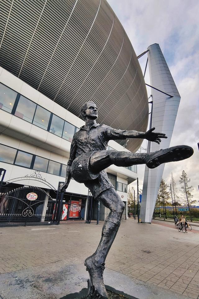 荷兰各城市足球队,荷兰总人口和总面积多少