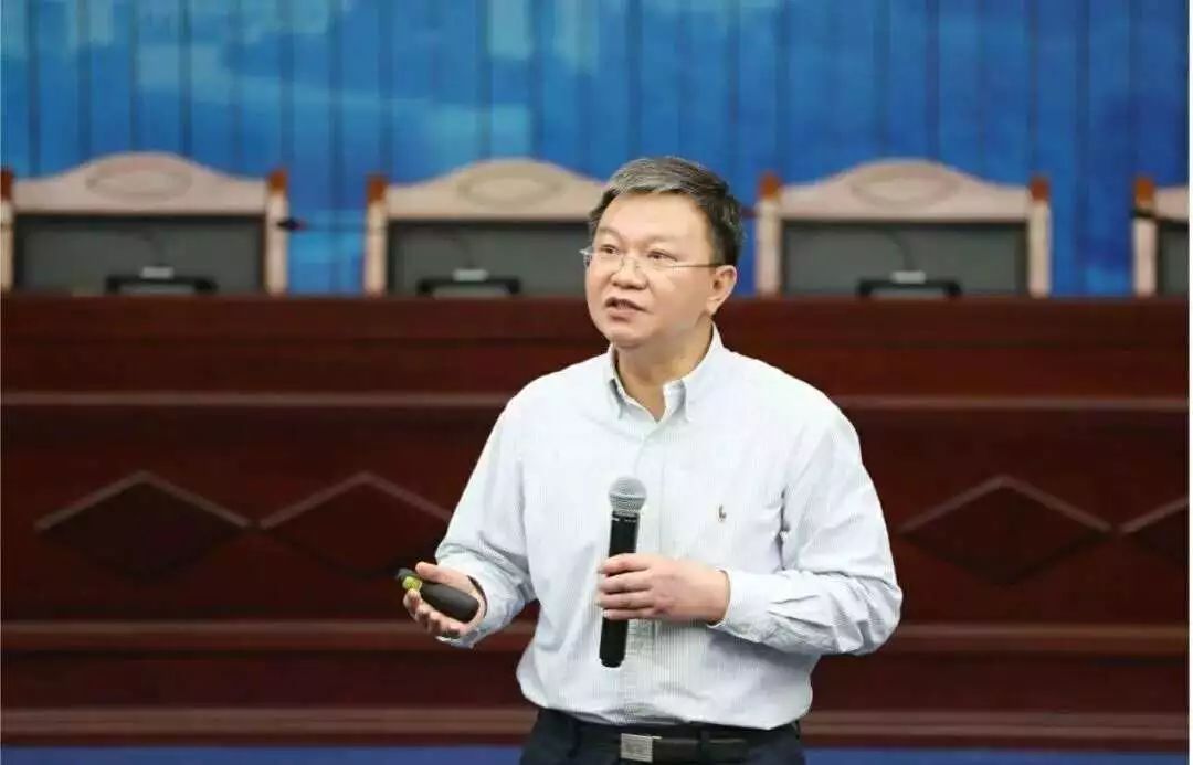 如此校长，爱上了